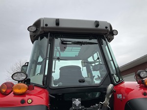 2018 Massey Ferguson 5712S 4WD Equipo agrícola de alto rendimiento Tractor eficiente Motor de rodamiento de bajas horas Engranaje del motor - Product Image 5