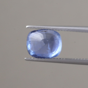 พลอยไพลินสีน้ำเงินธรรมชาติ รับรองโดย IGI ขายส่ง |   ทรงคุชชั่น 10x8 มม. |   อัญมณีไพลินสีอ่อน 4.93 กะรัต สำหรับทำเครื่องประดับ | - Product Image 3