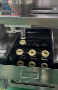 Machine à <span class=keywords><strong>faire</strong></span> des beignets à la <span class=keywords><strong>levure</strong></span> commerciale, machine à beignets de haute qualité, personnalisable, ligne de production de beignets entièrement automatique - Product Image 2