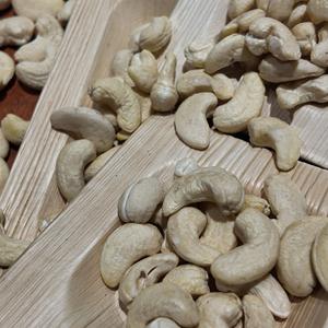 Noix de cajou d'exportation du Vietnam W180, qualité supérieure, entières, blanches, 100% naturelles, pour approvisionnement en gros et applications de transformation alimentaire - Product Image 1