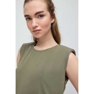 เสื้อยืดแขนกุดมีแผ่นรองไหล่ - Product Image 3