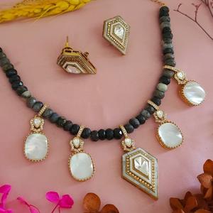 Conjunto de Collar y Aretes de Alta Calidad con Baño de Oro y Diseño de Tres Capas con Piedras, Colección para Bodas para Mujer - Product Image 1