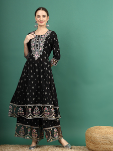 ชุดเดรส Anarkali ผ้าจอร์เจตต์วิสโคสประดับเลื่อม ดีไซน์โดย Rama Kurtis พร้อมกางเกง Sharara ชุดเดรสสไตล์อินเดียสำหรับผู้หญิงสุดหรูและทันสมัย - Product Image 5