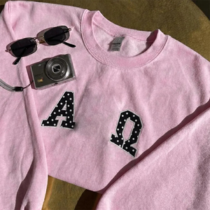 AXO Sisterhood เสื้อคอกลมปักลายจุดสีชมพู/เสื้อสเวตเชิ้ตสำหรับชมรมนักเรียน/เครื่องแต่งกายกรีก งานปักแบบเรียบสีดำและสีขาว - Product Image 2