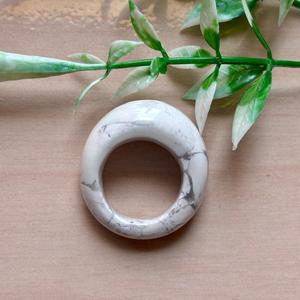 Anillo llamativo de howlita blanca de estilo bohemio, joyería curativa de piedra pulida, tamaños personalizados disponibles - Product Image 6