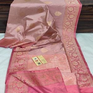 Sarees de Seda Brocada Pura Hechos a Medida, Ideales para la Reventa por Diseñadores de Ropa y Tiendas de Moda, en Color Rosa con Borde Rosa - Product Image 1