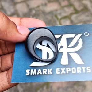 Bague artisanale moderne en corne de buffle écologique, polie naturellement, bijou en corne noire - Product Image 4