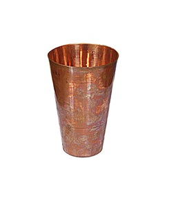 Vaso de cobre puro hecho a mano con textura martillada y acabado tradicional para el almacenamiento de agua Ayurvédica - Product Image 1