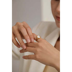 Anello Ovale in Madreperla e Oro - Elegante Gioiello - Product Image 6