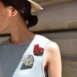 เข็มกลัดรูปหัวใจเชลซีประดับเพชรและมุก ทำจากโลหะผสมสังกะสีเคลือบ สำหรับเป็นของขวัญเด็ก งานปาร์ตี้ และงานแต่งงาน - Product Image 1