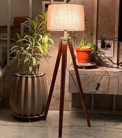 Lampe de chevet en bois sur trépied électrique marron Marco Enterprises, lampe de table à commande électronique, portable, chambre à coucher, salon, hôtel, bureau