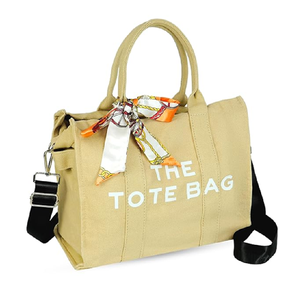 Bolso de mano moderno en beige con bufanda decorativa. Disponible a precios de mayoreo. - Product Image 1