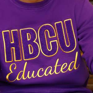 HBCU Que Chenille Sweat Brodé Éduqué Grec Vêtements Classique Crewneck Style Heavyweight Fleece Pullover Top - Product Image 5