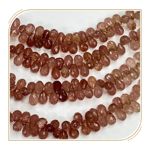 พลอยควอตซ์สตรอเบอร์รี่สีชมพูธรรมชาติ เกรด AAA ทรงหยดน้ำเจียระไน ขนาด 8 นิ้ว ขนาดเม็ด 5-6 มม. - Product Image 1