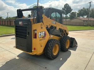 Chargeuse compacte sur pneus diesel CAT 242D3 d'occasion, à deux vitesses, hydraulique, pour la construction - Product Image 4