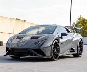 SUPER VENTAS 2022 Lamborghini Huracán STO, 631 CV, Motor V10 de 5.2 Litros, Grigio Telesto, Escape de Titanio Akrapovič - Product Image 1