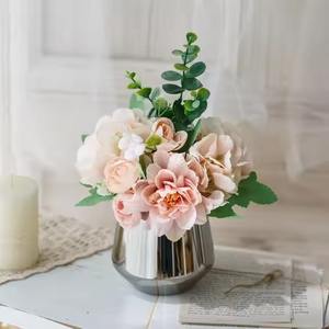 Vase à fleurs de style moderne avec finition métallique brillante et forme artistique unique parfait pour la décoration intérieure haut de gamme - Product Image 5