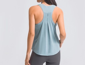 เสื้อกล้ามทรงเข้ารูปสำหรับผู้หญิง OEM/ODM แบบสั่งทำพิเศษ ระบายอากาศได้ดี เป็นมิตรกับสิ่งแวดล้อม แห้งเร็ว สีขาว ผ้าริบเนื้อนุ่ม ยืดหยุ่นได้ คอปกปีเตอร์แพน - Product Image 1