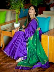 ชุดส่าหรีสีม่วงแบบดั้งเดิมสำหรับผู้หญิง พร้อมขอบสีเขียวตัดกัน ประดับด้วยลายปักดิ้นทอง ดีไซน์เนอร์ชุดส่าหรีสำหรับงานแต่งงาน - Product Image 6