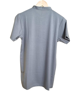 Camiseta con cierre de botón de cuello redondo Premium para hombre en color gris, camisa ligera transpirable de manga larga de verano - Product Image 2