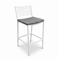 Tabouret de bar moderne et durable en métal thermolaqué, avec rembourrage en mousse moulée, siège en similicuir gris, accoudoirs fixes, design minimaliste pour