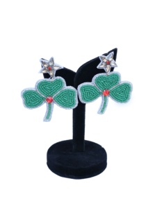 Diseño exclusivo hecho a mano St. Patrick Day hojas verdes colores pendientes para niñas estilo clásico pendientes de aro para festivales - Product Image 5