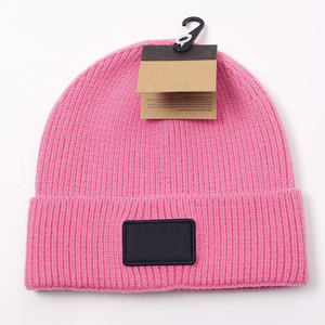 ผู้ผลิตขายส่งหมวกบีนนี่ฤดูหนาวดีไซน์หรูสั่งทำพิเศษ ผ้าโพลีเอสเตอร์ 100% ปักโลโก้ หมวกไหมพรมพรีเมียมสำหรับผู้ชายและผู้หญิง - Product Image 3