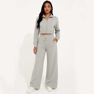 Conjunto Deportivo Gris Claro para Mujer, Conjunto de Dos Piezas a la Moda con Chaqueta Corta con Cremallera y Pantalones Anchos, Marca Haus Industries - Product Image 2