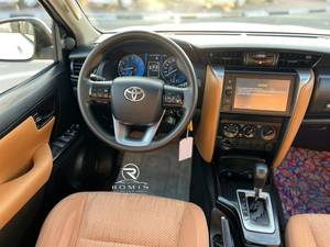Toyota Fortuner 2.7L Gasolina Automática 4x4 SUV de 7 Plazas Usada 2024 |   Listo para Exportar - Product Image 3