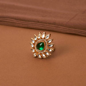 Hermoso diseñador Kundan Anillo de dedo ajustable con chapado en oro Joyería de moda y elegante - Product Image 1