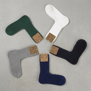 Calcetines Deportivos Resistentes para Estudiantes, Ideales para la Escuela, con Diseño Patentado Antideslizante de 90 Grados - Product Image 1