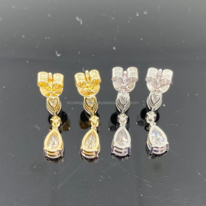 ต่างหูคลาสสิกผู้หญิง Moissanite สีขาวทองคําขาว 14 Kt และลูกแพร์พร้อม Vvs ที่ผ่านการรับรอง Gra ที่มีความสง่างามใหม่ - Product Image 5