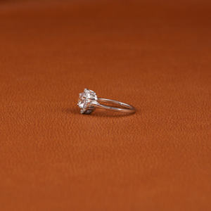 Diamante cultivado en laboratorio con anillo de diamante de corte redondo, Diamante lateral de corte redondo, anillo de compromiso cultivado en laboratorio, anillo de oro sólido de 10KT para su regalo - Product Image 2