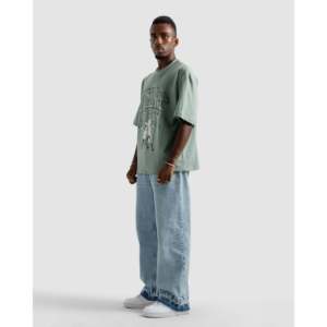 T-shirt en jersey 100% coton - Coupe ample unisexe 220 GSM Vert sauge Manches courtes - Product Image 5