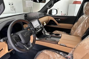 Lexus LX 600 2023, el más vendido, de lujo, con motor V6 biturbo, tracción en las cuatro ruedas y suspensión con control de altura activo. - Product Image 2