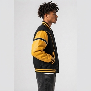 Veste universitaire classique fabriquée avec un matériau léger et respirant assurant un confort supérieur et des mouvements sans restriction. - Product Image 4