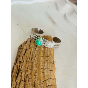 Brazalete de Plata de Ley con Pluma y Turquesa de la Montaña Sonora de Koby Martinez, Accesorio de Moda - Product Image 4