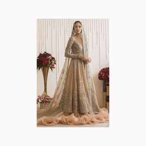 Georgette brodée et soie Lehenga Choli vêtements de fête et de mariage indiens et pakistanais conçus pour la vente - Product Image 4