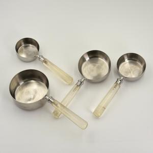 Juego de 4 Tazas Medidoras de Acero Inoxidable con Mango Largo de Resina, Accesorios para Estampado, Tazas Medidoras de Metal para el Hogar y Restaurantes - Product Image 1
