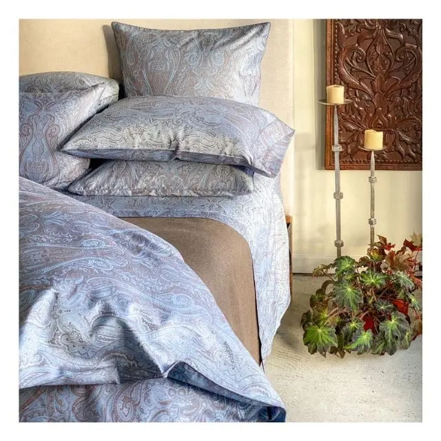 बिस्तर पर लक्जरी ग्रे रंग का बेडस्प्रेड यूरो स्टाइल बहुउपयोगी कंबल रजाईदार बिस्तर लिनन कवरलेट कढ़ाई वाली रजाईदार चादरें