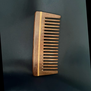 หวีไม้พรีเมี่ยมสำหรับดูแลเส้นผมตามธรรมชาติให้จัดแต่งทรงผมได้อย่างนุ่มนวลไม่พันกันและกระตุ้นหนังศีรษะตามธรรมชาติ - Product Image 1