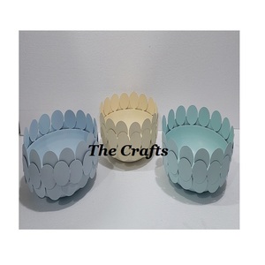 Bol à dessert de trois couleurs différentes en forme ronde en fer servant un bol de chocolats pour une utilisation décorative Hotelware - Product Image 1