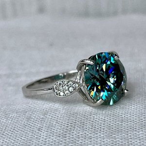 Anillo de Moissanita Verde de 8mm con Engaste de Puntas, Diseño Elegante, Plata de Ley 925 Maciza Chapada en Oro, Anillo de Aniversario de Bodas para Hombre - Product Image 4