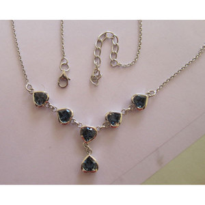 Collar de Oro Moderno con Topacio Azul Londres en Forma de Corazón y Diamantes en Forma de Número, Perlas y Circonitas para Fiestas, Compromisos y Regalos - Product Image 1