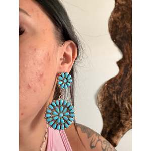 Pendientes Colgantes de Turquesa Sleeping Beauty y Plata de Ley con Diseño Floral Inspirado en Sleeping Beauty de Alicia Wilson - Product Image 2