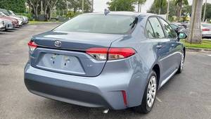 Toyota Corolla LE CVT Sedán 2024 Gasolina/Petrolio con Techo Solar Panorámico - Product Image 4