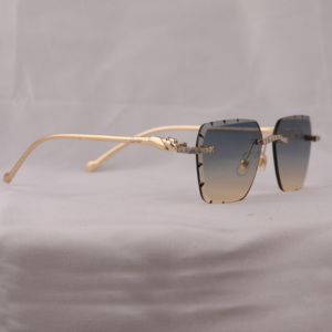 Gafas de sol Moissanite elegantes y elegantes Gafas de diseño deslumbrantes para un aspecto atrevido y sofisticado - Product Image 3