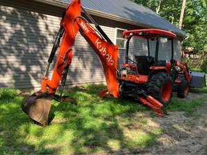 Tractor Diésel Kubota M62 TLB Listo para el Trabajo, con Cargador Frontal y Retroexcavadora, con un Fuerte Rendimiento Hidráulico y Excelente Operatividad - Product Image 2