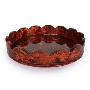 Plateau rond en résine à motif de tourbillon brun fabriqué à la main avec plat polyvalent décoratif à bord festonné pour la maison et la table - Product Image 1