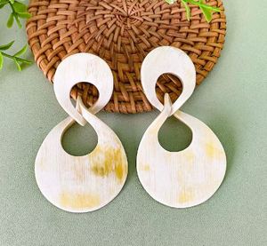 Pendientes de Aro de Cuerno de Búfalo Natural Hechos a Mano, Colgantes Modernos y Duraderos, Joyería Personalizable, Artículo Coleccionable - Product Image 2